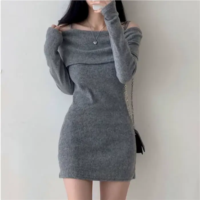 Mini robe tricotée noire épaules dénudées