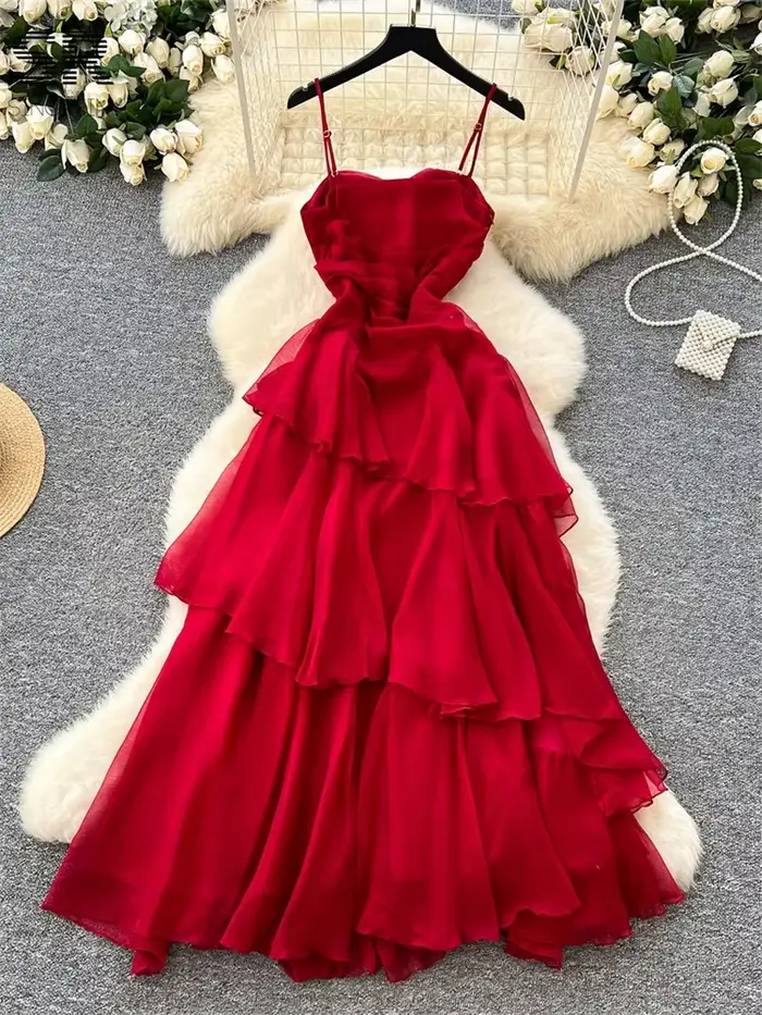 Robe de plage rouge d'été sans bretelles plissée longue pour femmes avec volants irréguliers pour occasions estivales et soirées vintage