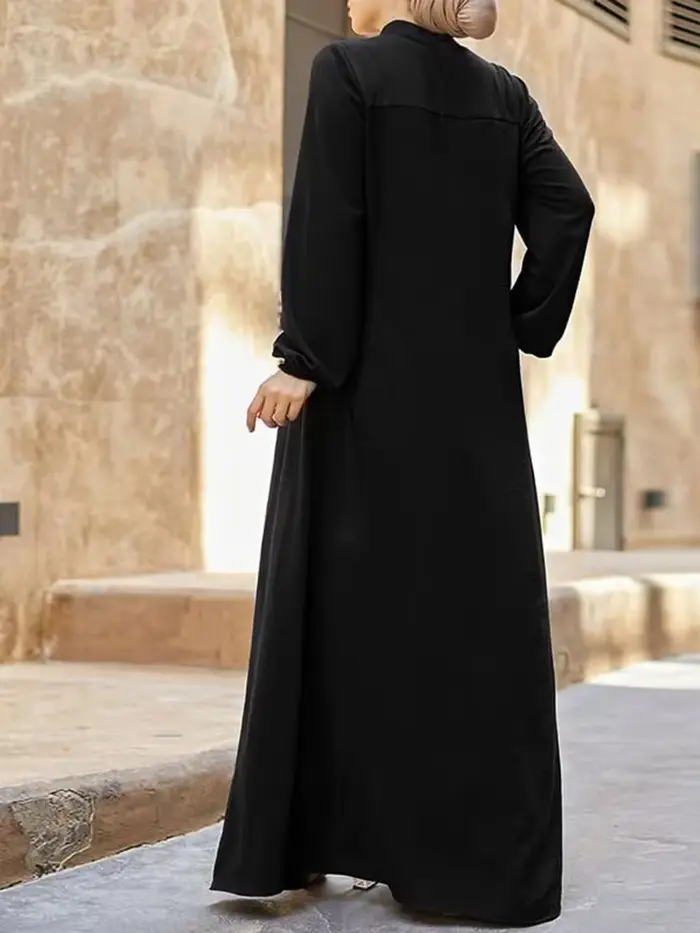 Robe noire musulmane avec petit col montant et poches zippées
