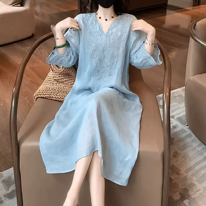 Robe élégante en coton et lin brodée avec doublure intérieure