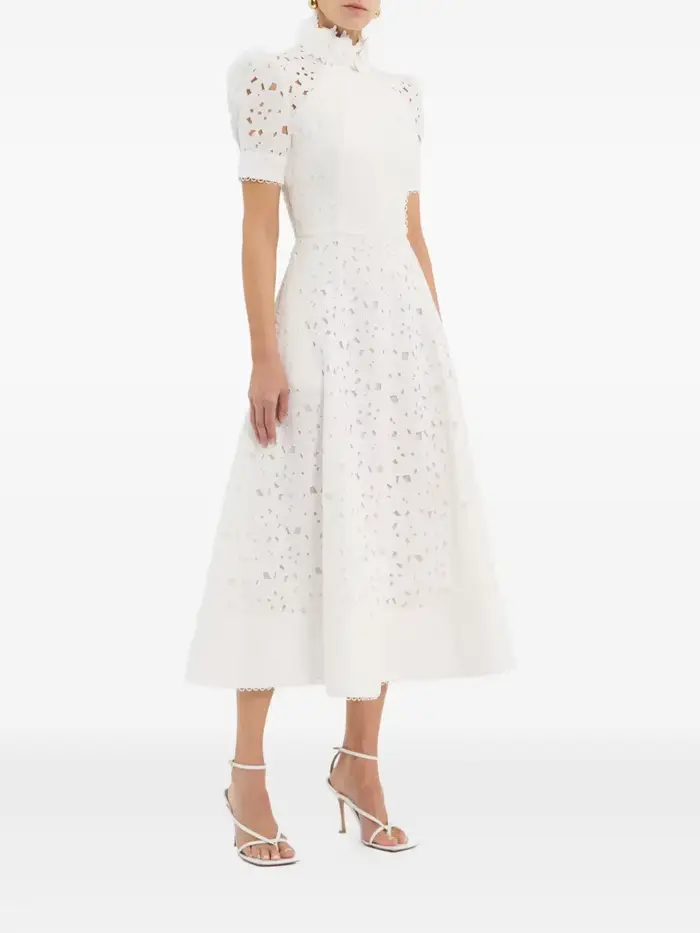 Robe de soirée blanche élégante col haut manches courtes coupe trapèze longueur thé dentelle pour femmes occasions spéciales