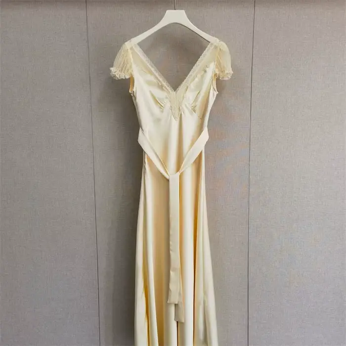 Robe d'été ajustée jaune en satin pour femme avec ceinture, col en V et manches volantées, style fra