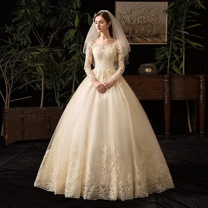 Robe de mariée musulmane en dentelle luxe avec manches longues et traînée de balayage pour mariage élégant