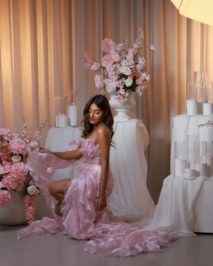 Jolies robes courtes plissées roses pour femmes
