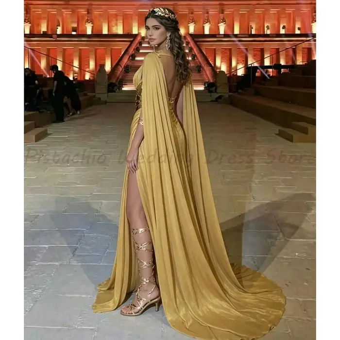 Robe de soirée dorée avec corset métallique