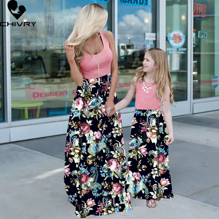 Robe d'été sans manches en patchwork de fleurs pour mère et filles occasions spéciales tenues assorties famille nouvelle collection polyester décontracté