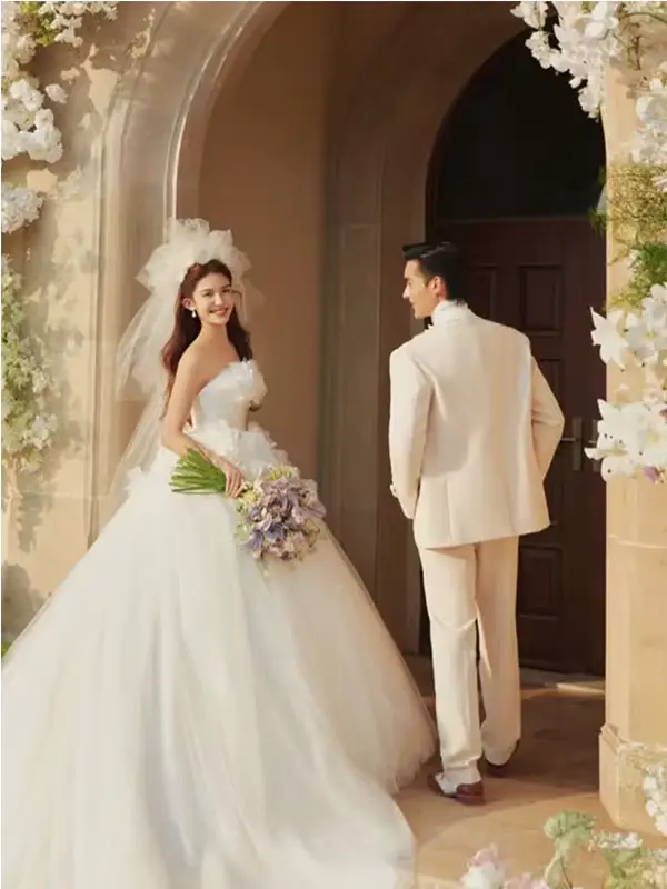 Robe de mariée douce style féerique sans bretelles en soie voile dentelle princesse française coupe cintrée jupe moelleuse occassions spéciales mariage fiançailles