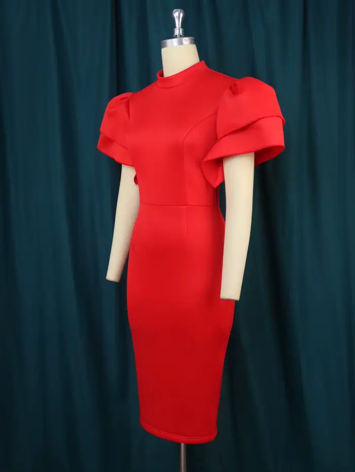 Robe de cocktail à manches évasées et col montant