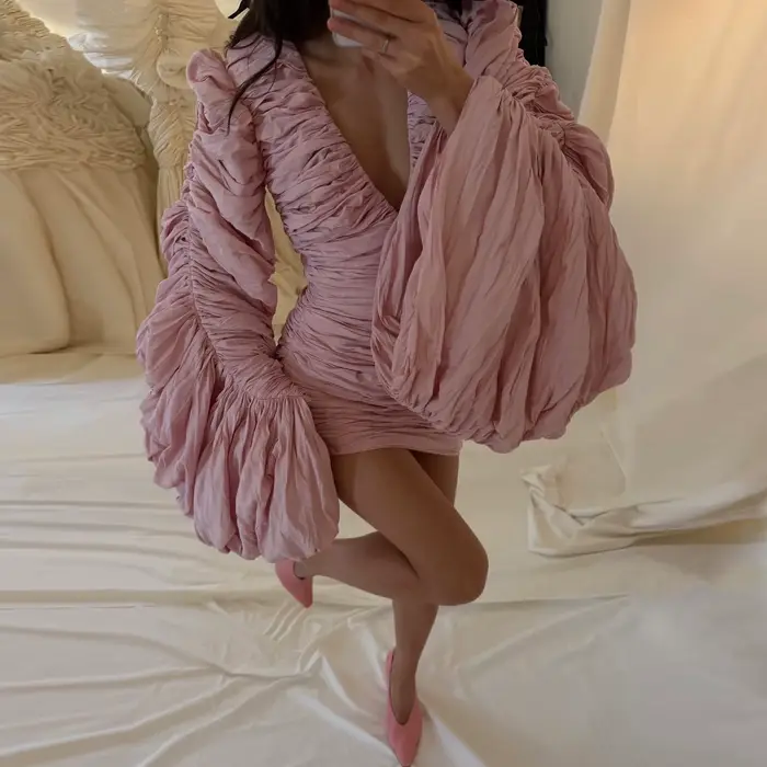 Robe Courte Plissée Rose à Col V Profond et Manches Bouffantes – Nouvelle Collection de Robes de Coc