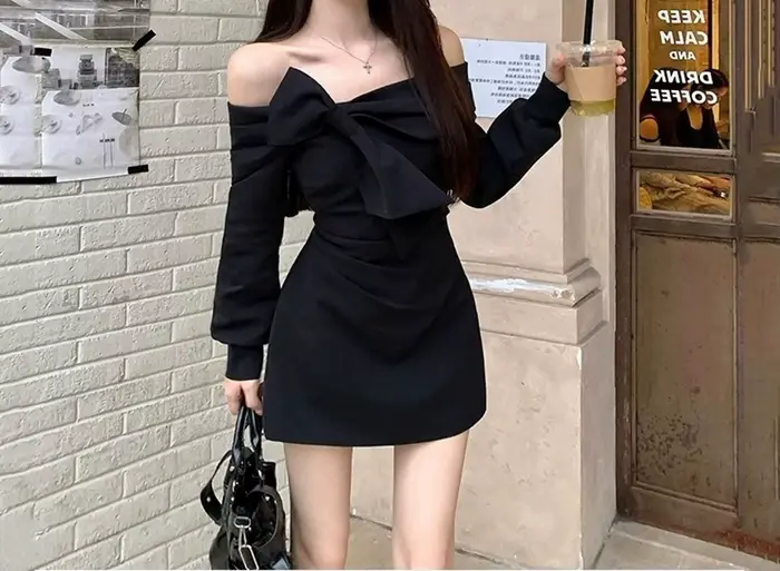 Robe noire asymétrique à manches longues pour femme