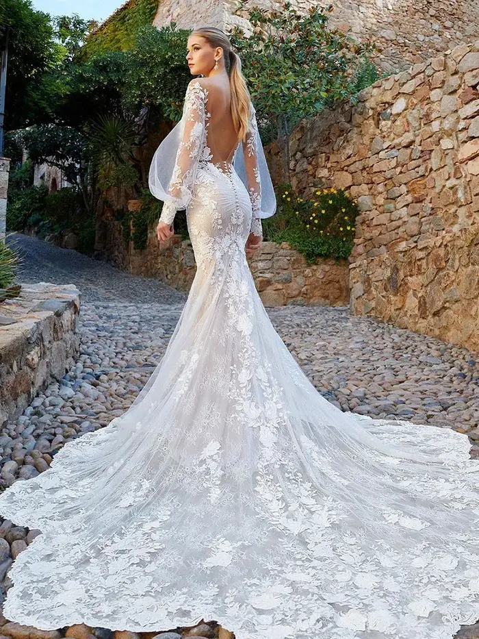 Robe de mariée fourreau à col en V avec appliques en dentelle