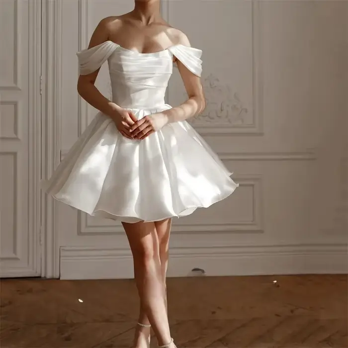 Robe de mariée courte élégante JIERUIZE en polyester satiné pour femmes, hors de l'épaule, silhouette en une ligne, décolleté Mon Amour, confectionnée pour les occasions spéciales et soirées inoubliables