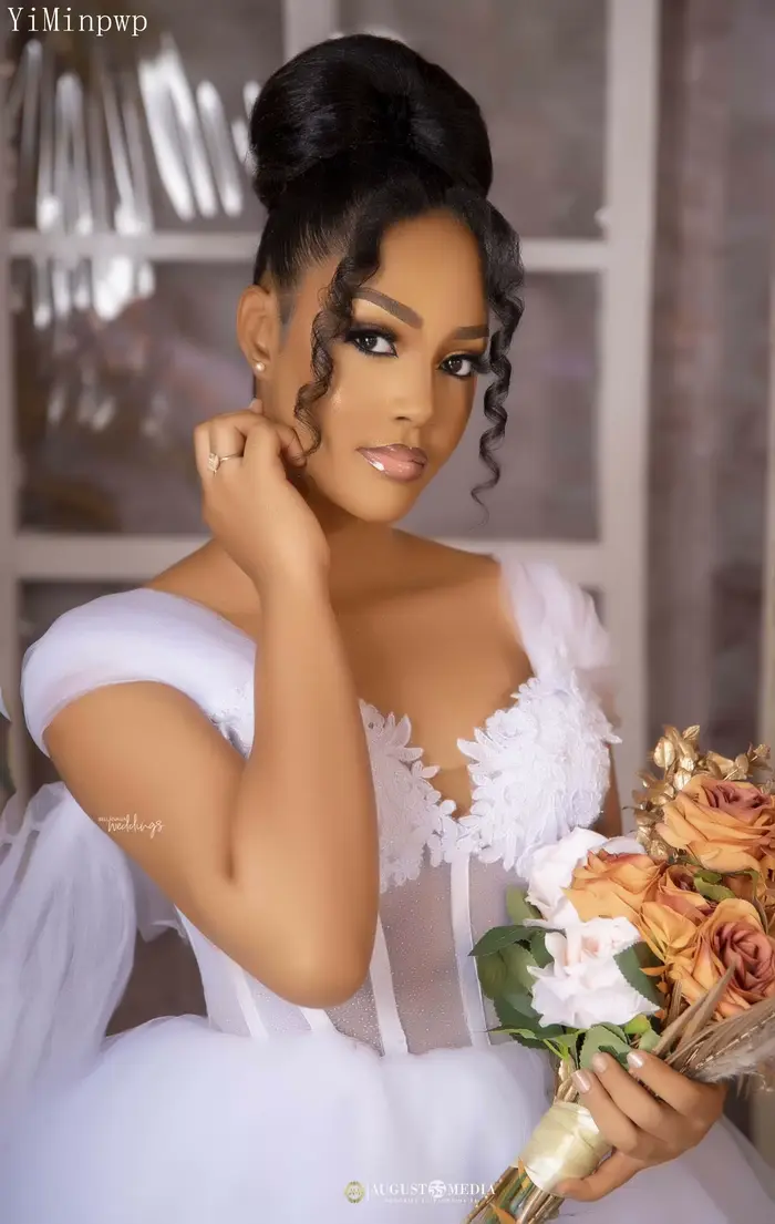 Robe de Mariée Blanche Élégante avec Corset Appliqué et Train de Balayage pour Femmes Occasions Spéciales