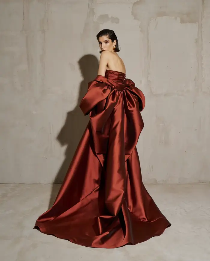 Robe de soirée Sharon Said en polyester satiné de forme sirène rouge rouille avec cape et soutien-gorge intégré pour femmes pour soirées officielles et événements spéciaux