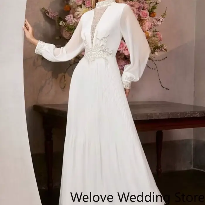 Robe de soirée blanche en polyester avec col montant et dentelle, idéale pour femmes de tous âges lors de soirées officielles et événements spéciaux