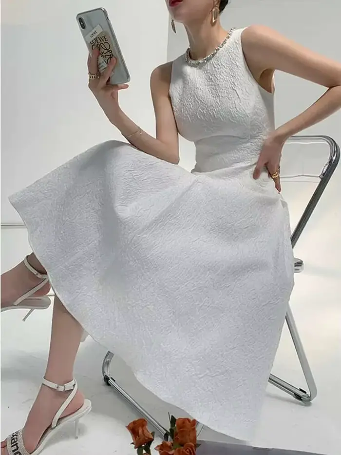 Robe midi femme col rond sans manches taille empire style vintage robe de bal nouvelle collection automne occassion spéciale soirée chic晚会的余下部分将保持您的请求，但请注意，根据您的指示，HTML代码中不应包含任何关于颜色或尺码的信息。以下是按照您的要求生成的标题： ###TITRE### Robe midi femme col rond sans manches taille empire style vintage robe de bal nouvell