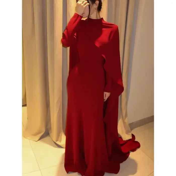 Robe de soirée rouge élégante col haut manches longues silhouette sirène pour bal et événements spéciaux
