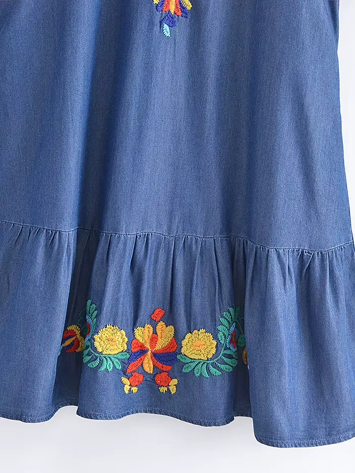 Robe en denim à manches courtes et col en V avec broderie florale pour femmes style bohème chic et vintage occasions estivales et spéciales