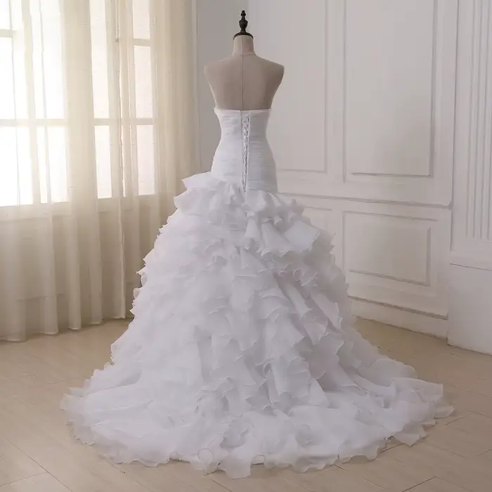 Robe de mariée sirène personnalisée en polyester avec décolleté MON AMOUR et train de balayage pour cérémonies de mariage traditionnelles et modernes