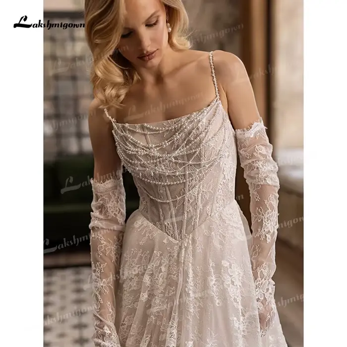 Robe de mariée bohème blanche ou ivoire avec dentelle perles col carré et traîne de cour longue pour mariage plage