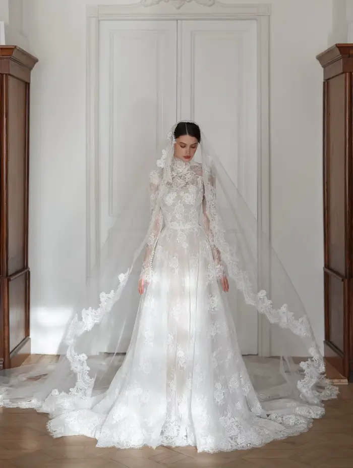 Robe de mariée de luxe personnalisée en dentelle coupe trapèze, col montant, manches longues, avec t