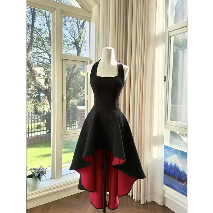 Robe noire premium asymétrique (courte devant