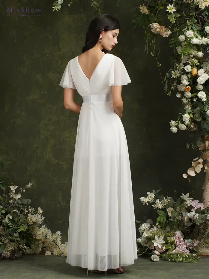 Robe de mariée ivoire en mousseline et satin silhouette une ligne col en V sans manches pour mariage et occasions spéciales