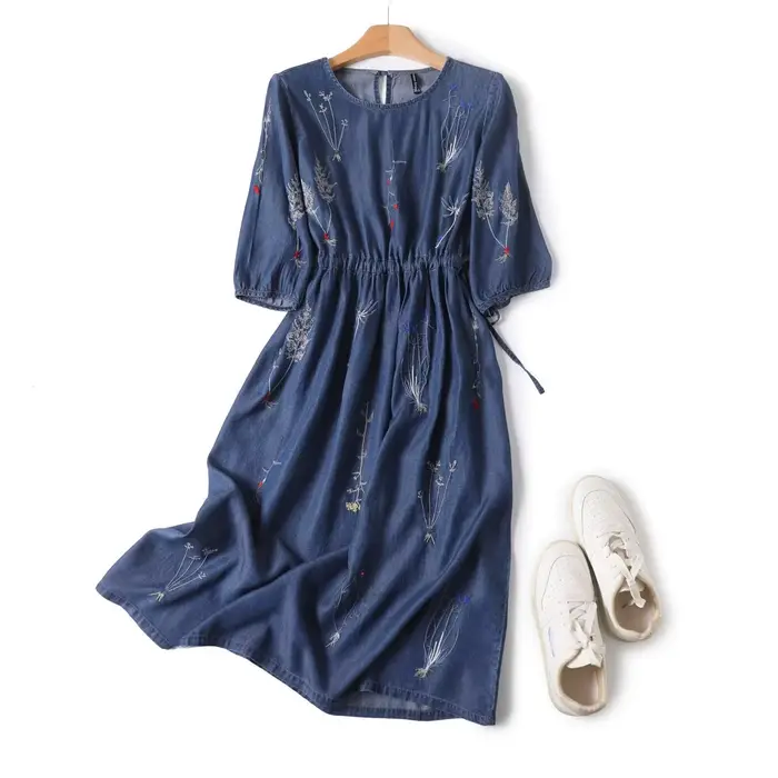 Robe en jean bohème brodée florale col rond manches courtes cordon de serrage pour femmes ajustement et évasement printemps été ocassions spéciales vacances