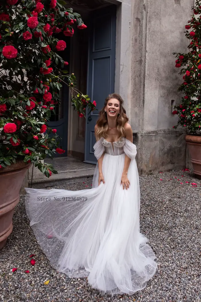 Robes de mariée bohèmes élégantes avec appliques en dentelle et perles