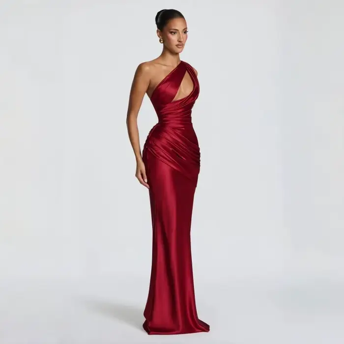 Robe longue en satin asymétrique à découpes pour femme