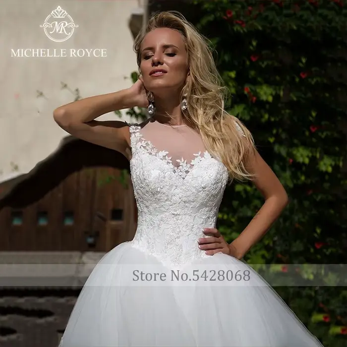 Robe de mariée Michelle Royce moderne avec train de chapelle et décolleté Mon Amour à offrir pour cérémonie religieuse ou réception chic