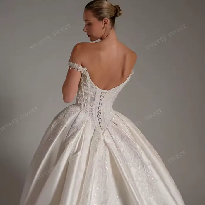 Robe de mariée épaules dénudées en satin avec perles et dentelle brodée