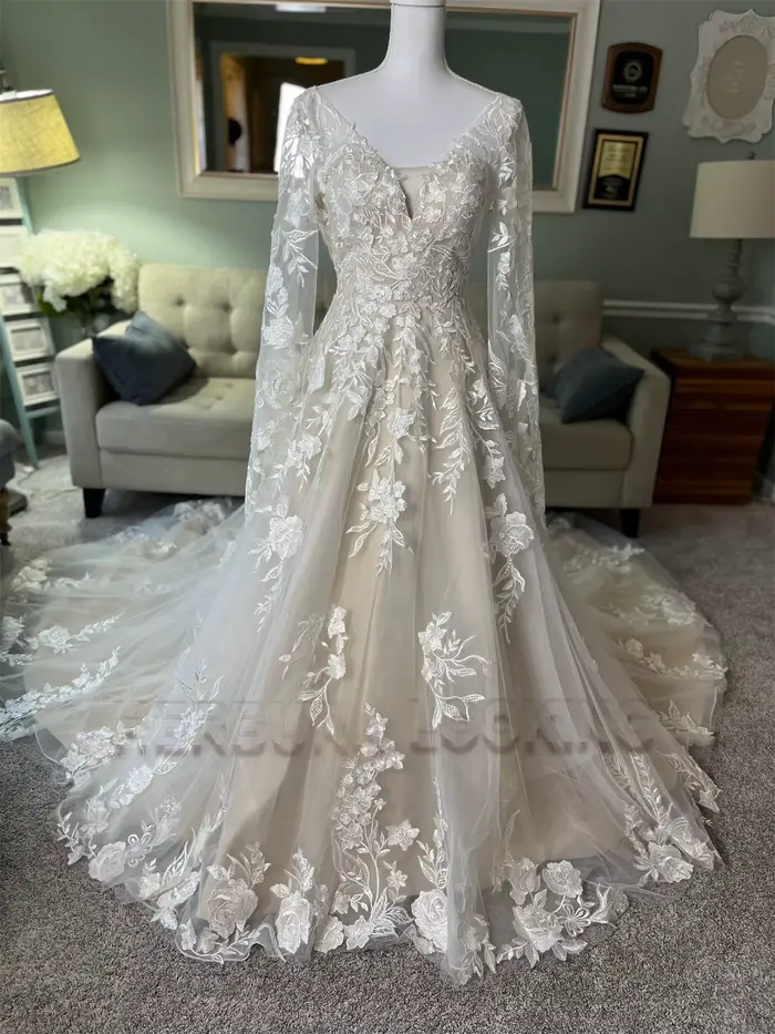 Robe de mariée HERBURN en polyester délicate avec appliques en dentelle et col en V pour femmes, idéale pour les mariages et les cérémonies de remariage