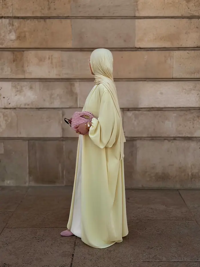 Robe élégante pour femmes du Moyen-Orient avec une douce brillance satinée en jaune Abaya Burqa arabe