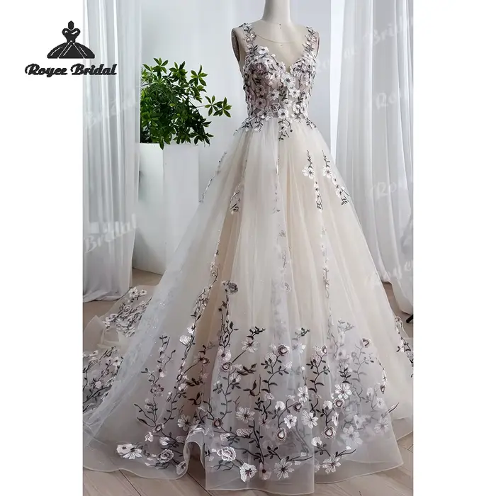 Robe de mariée en mousseline de soie avec motifs floraux forestiers, coupe trapèze, épaules dénudées, brodées, personnalisables, idéales pour les mariages traditionnels ou de plage