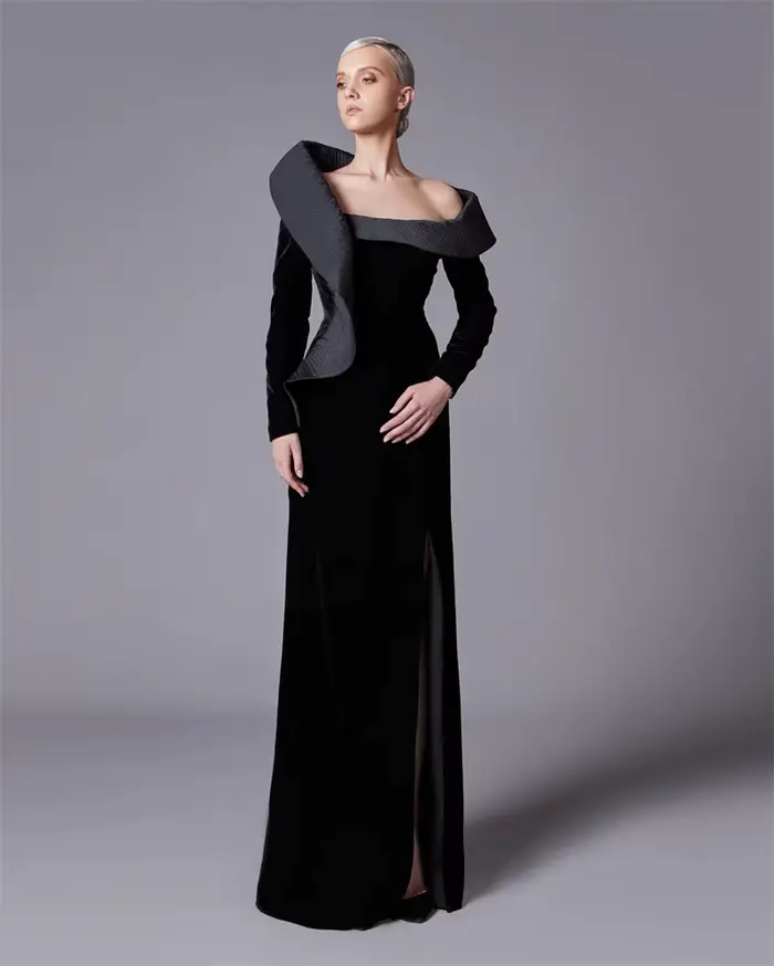 Une robe de soirée en velours luxueuse et moderne, idéale pour les occasions spéciales à Dubaï. Cett