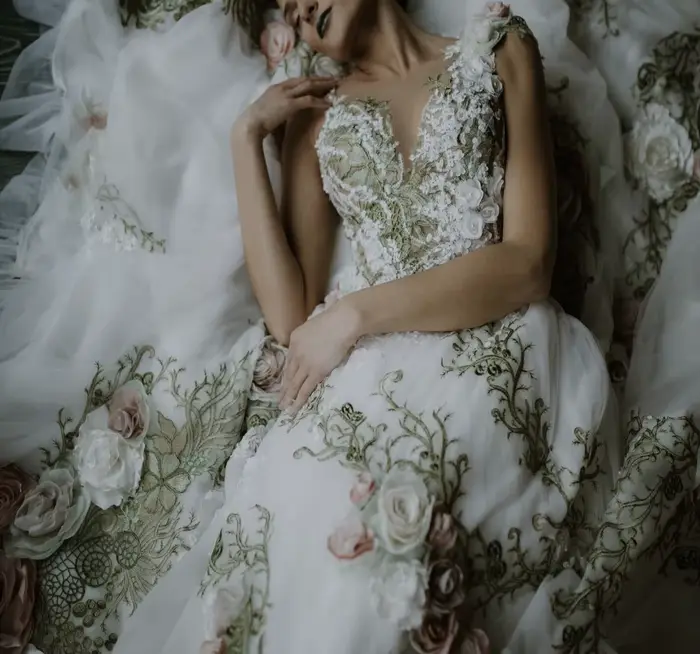 Robe de mariée A-ligne à fleurs colorées, polyester, illusion de dos, soutien-gorge intégré, disponible en plusieurs tailles et couleurs pour femmes enceintes et événements spéciaux