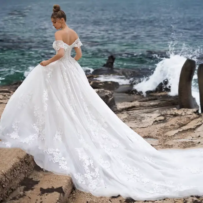 Robe de mariée blanche exquise avec train court, épaules dénudées, col en V, en tulle, appliques et sequins pour femmes occasions spéciales