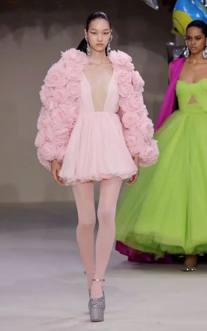 Robe en tulle rose azole pour soirée formelle, manches longues, fleurs complètes, col en V profond, 