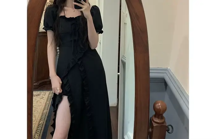 Robe noire élégante de la collection automne-hiver 2025 pour femmes avec col en V et patchwork, idéale pour soirées et événements professionnels