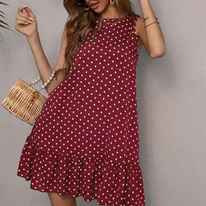 La robe chic sans manches pour le printemps et l'été 2025 présente un motif imprimé à pois noir et b