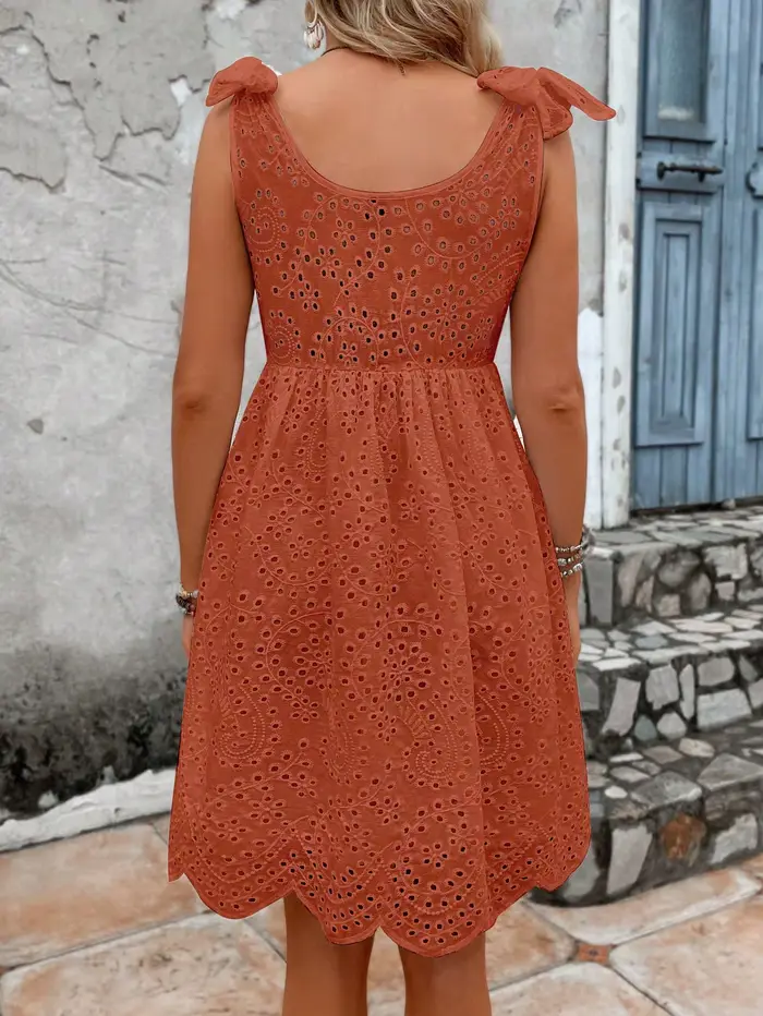 Mini-robe brodée à œillets pour femmes