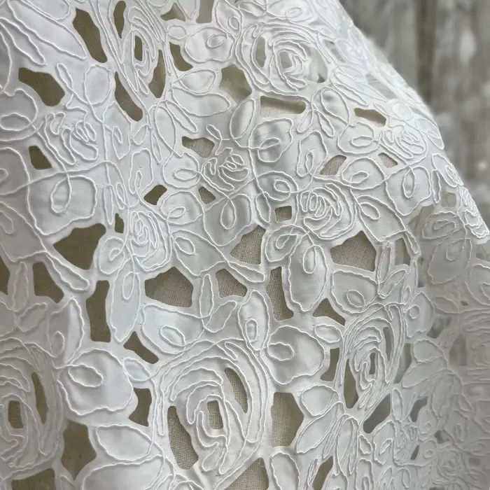 Robe de Mariée Brodée en Satin et Dentelle, Design Découpé Simple, Tissu pour Vêtements de Styliste