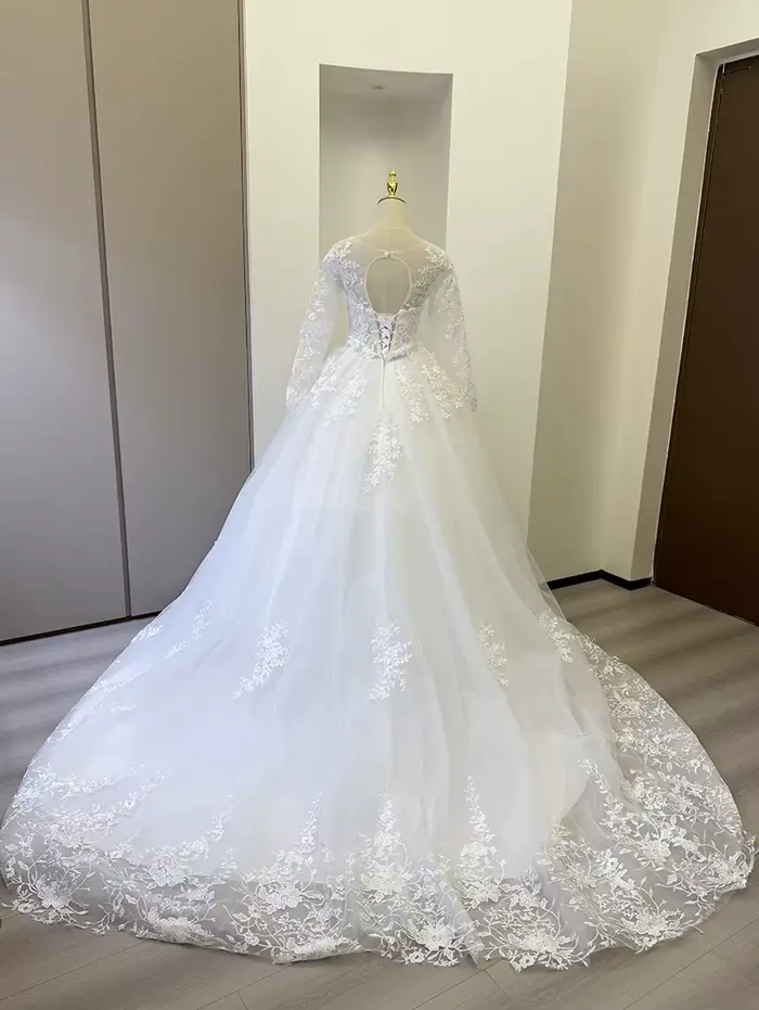 Robe de mariée vintage en dentelle col en V princesse avec train de balayage taille personnalisable occassions spéciales