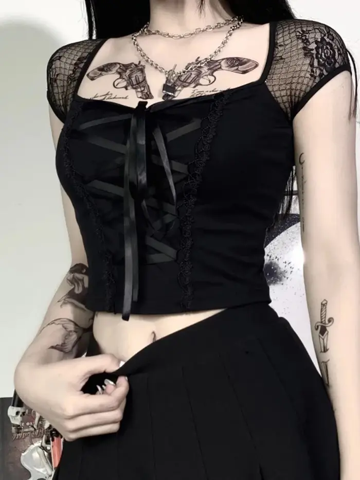 T-shirt féminin vintage gothique streetwear avec patchwork dentelé noir pour sorties nocturnes et occasions spéciales