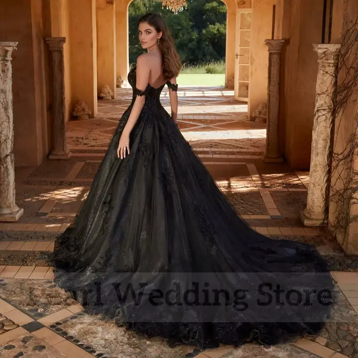 Robe de mariée noire, épaules dénudées