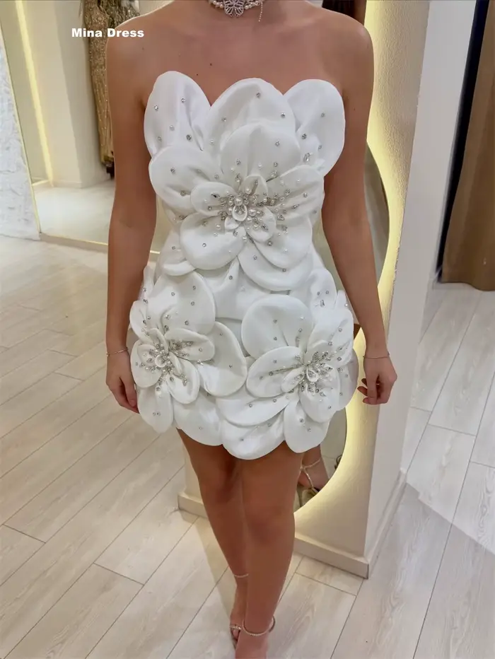 Robe de bal courte personnalisée Mina — Sans bretelles, ornée de broderies florales 3D en perles ; conçue avec un décolleté en cœur ou carré