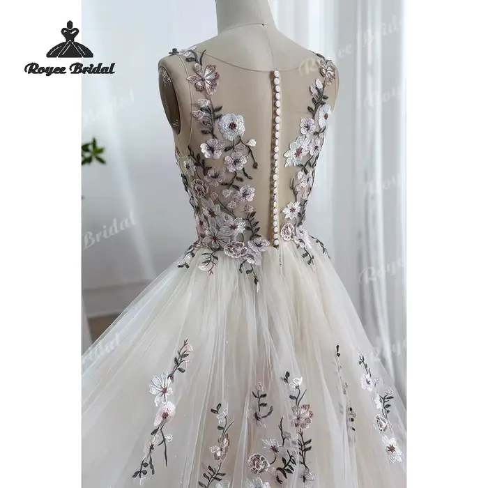 Robe de mariée en mousseline de soie avec motifs floraux forestiers, coupe trapèze, épaules dénudées, brodées, personnalisables, idéales pour les mariages traditionnels ou de plage