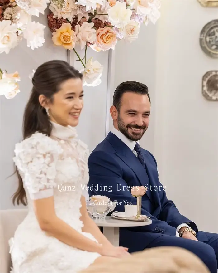 Robe de mariée Qanz chic à manches courtes avec appliques florales et dentelle col rond pour cérémonie civile ou occasion spéciale