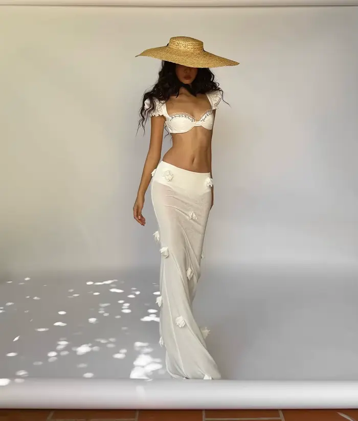 Ensemble robe longue brodée de fleurs 3D blanches Pure Desire pour les vacances d'été Honey